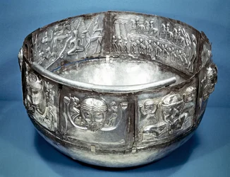 Kessel von Gundestrup (Schale), keltisches Ritualgefäß aus dem 1. Jahrhundert v. Chr. Rechts im Inneren befindet sich Cernunnos, der König der Tiere. Dänisches Nationalmuseum, Kopenhagen.
